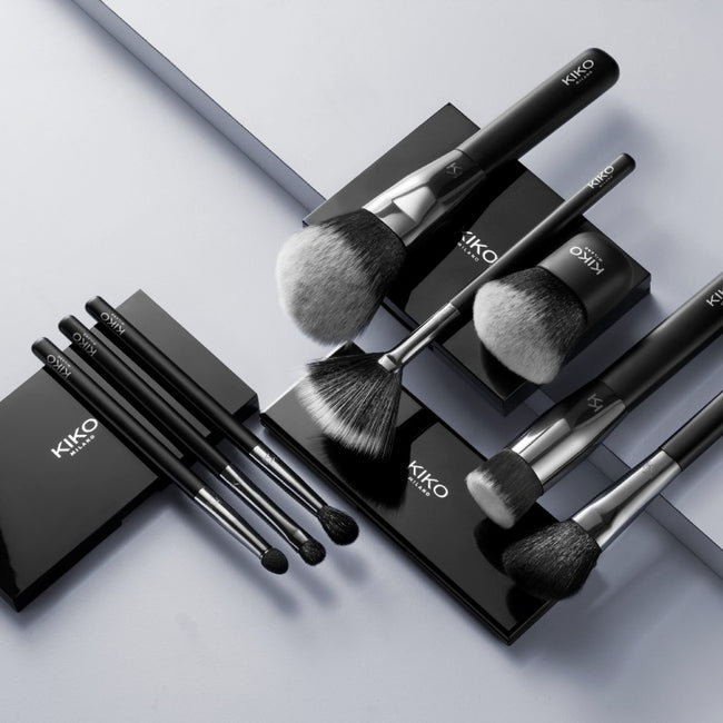 KIKO Milano Face 12 Powder Fan Brush pędzel w kształcie wachlarza do nakładania kosmetyków w pudrze