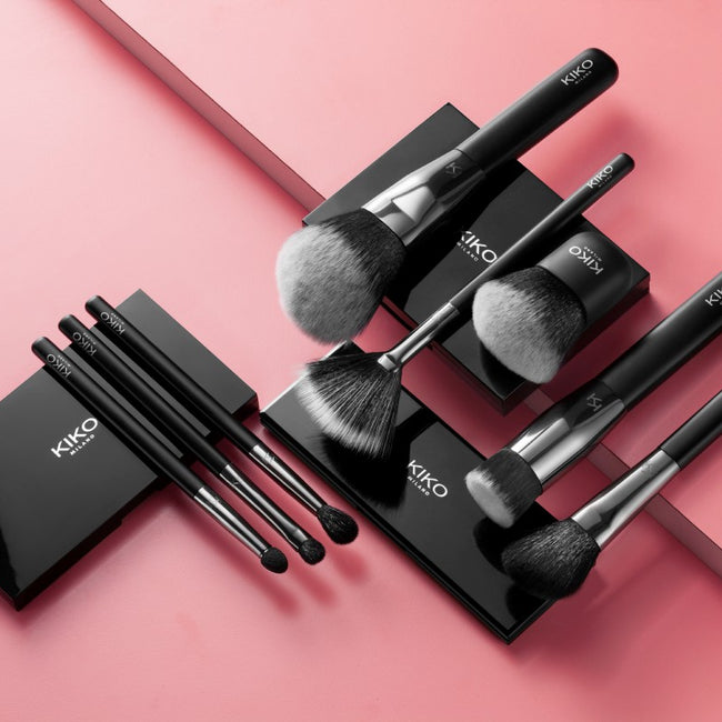 KIKO Milano Face 12 Powder Fan Brush pędzel w kształcie wachlarza do nakładania kosmetyków w pudrze